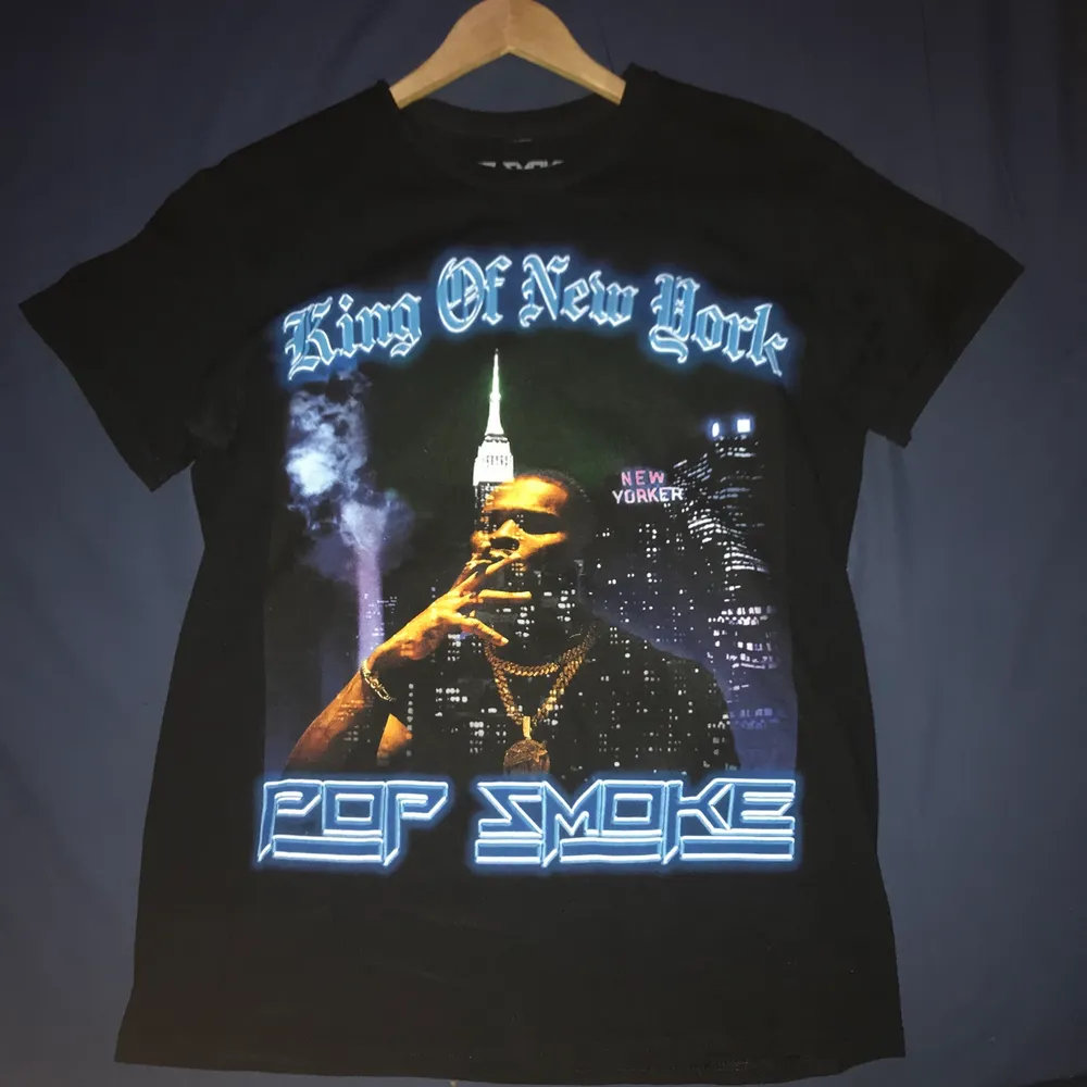 Svart slutsåld t-shirt från den döda rapparen pop smoke. Storlek M. Högsta bud gäller!. T-shirts.