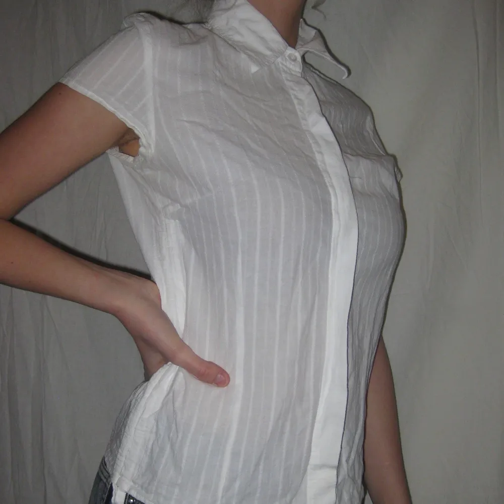 En tunn, vit skjorta/blus i bra skick! Passar st xs/s. Köparen står själv för frakten🌹 /Alva. Skjortor.