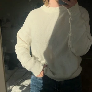 Vit stickad - Najs och skön vit stickad, med cool text på baksidan❤️ kan frakta också! (köparen står isåfall för frakten)