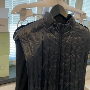 COS Dunväst - Black downvest from COS
