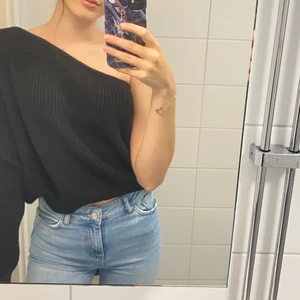 Stickadtröja storlek S - One shoulder stickad tröja! Storlek S men passar även M!