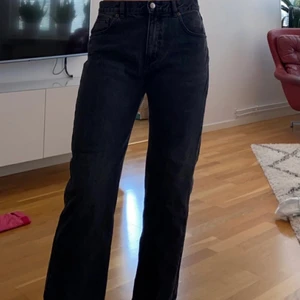 Svarta jeans!!  - Säljer dessa jeans som var mina absoluta favoriter förut. De har tyvärr blivit för stora och därav ej kommit till användning :-( de är i storlek 40 men skulle säga att de sitter som en 38 