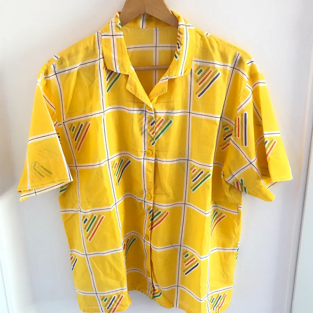 Härlig skjorta från 80-/90-talet med coolt mönster. Stor i storleken men är snyggt om man stoppar den i byxorna (är en S/M på bilden). Tunt material som är perfekt för sommarväder☀️. Skjortor.