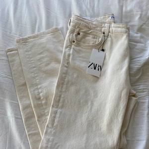 ZARA straight fit jeans - Säljer ett par helt oanvända straight fit jeans från ZARA. Säljs pga fel storlek