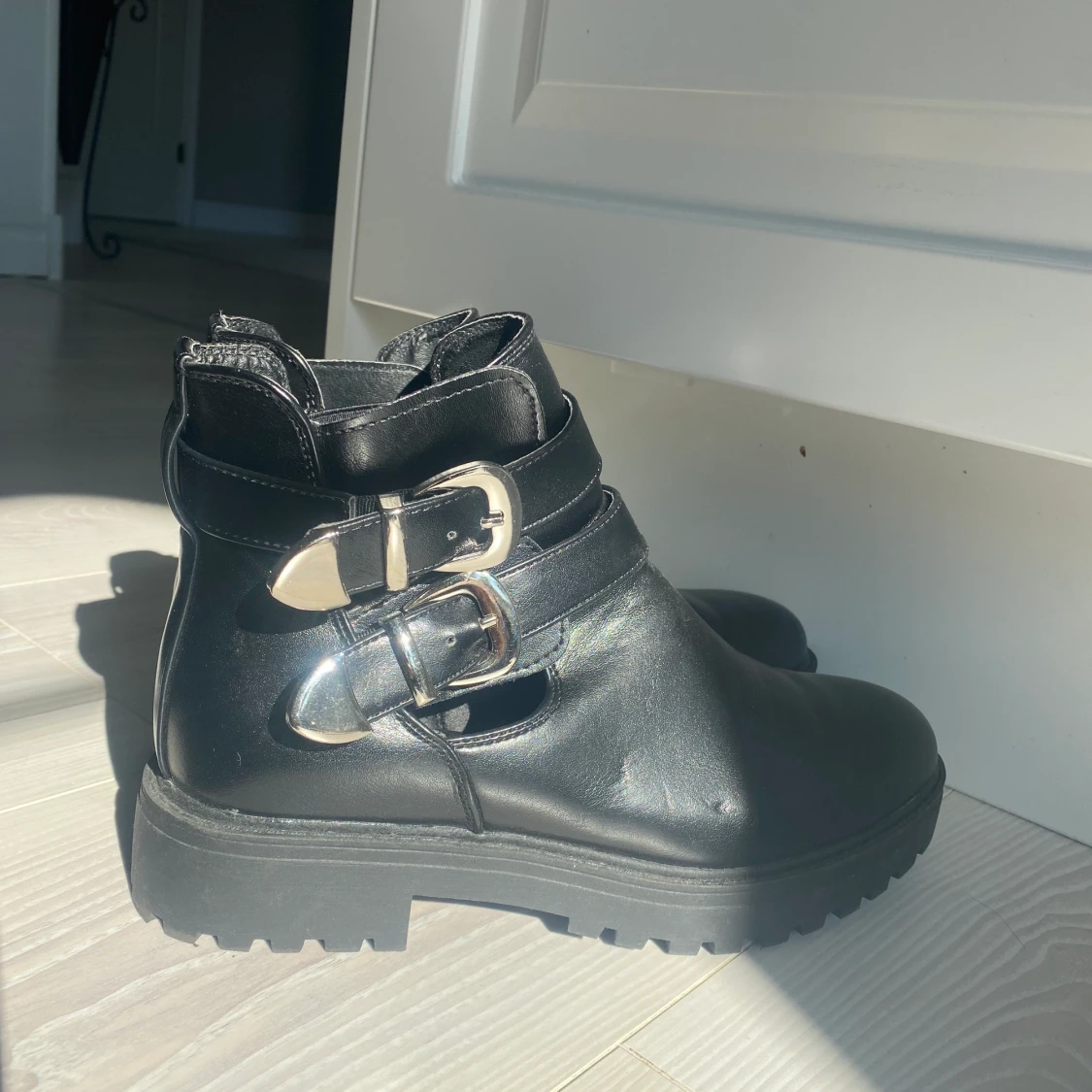 Svarta låga boots med spännen