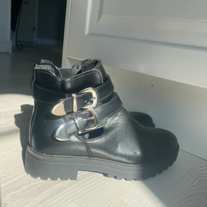 Svarta låga boots med spännen - Helt nya boots i strl 39. Aldrig använt då jag helt enkelt använder ett par andra jag gillar mer. Köpare står för frakten