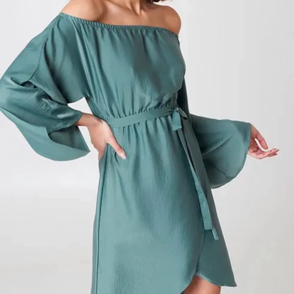 Superfin grönblå klänning, använd ett fåtal gånger. Tillhörande band i midjan. Storleken är normal, men passar även 36 skulle jag säga!. Klänningar.