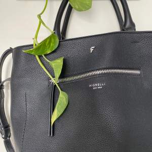 Svart väska i läderimitation från Fiorelli. Använd en kort period, fint skick! 🌸 Mått ca: 33x30x17 cm. Nypris ca 1000 kr, säljer för 350 kr inkl frakt! 💌