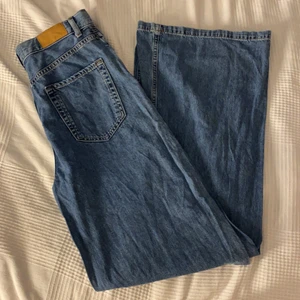 SUPER Wideleg jeans från stradivarius ❤️ - använda 1 gång storlek 40 men skulle säga det passar 36/38 med ⚡️⚡️ super fina tycker bara att dom inte passar just mig 💖⚡️