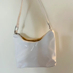 Vit väska  - Har aldrig använt denna väska så nu säljer jag den istället. Köpare står för frakt. 