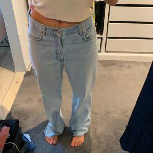 Zara jeans!! Storlek 42. Så sjukt snygga men för stora på mig. Jag är 168cm o de är rätt långa. Använda väldigt få gånger.  Frakt 66kr