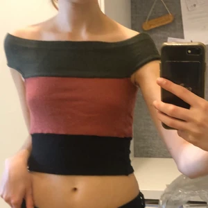 Tröja - Off shoulder tröja i svart roströd och mörkgrön, egensydd av 2 hand material 
