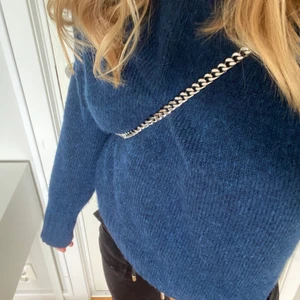 Stickad blå tröja - En blå stickad tröja från hm, aldrig använd !!