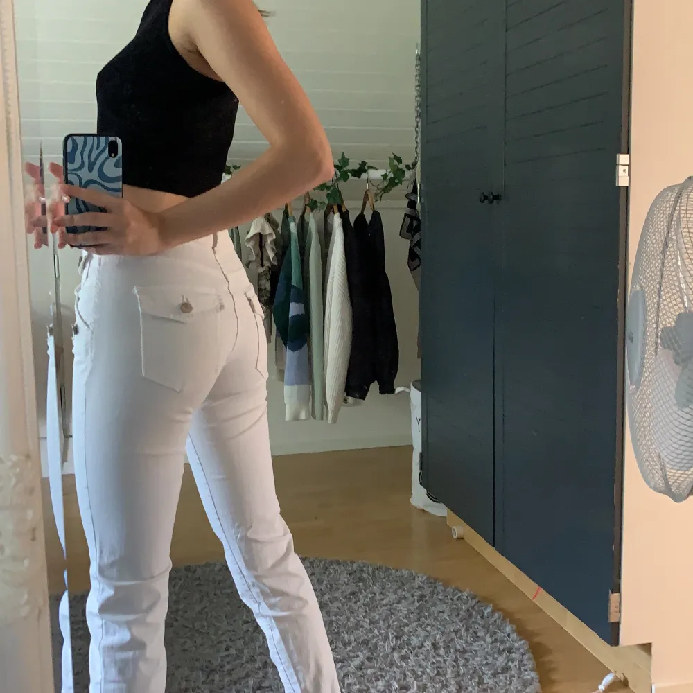 SKIT snygga vita lågmidjade jeans‼️ Långa för mig som är 168cm. Fickor både där fram och där bak. Inga defekter ❤️ skriv för mer info och bilder ❤️❤️. Jeans & Byxor.