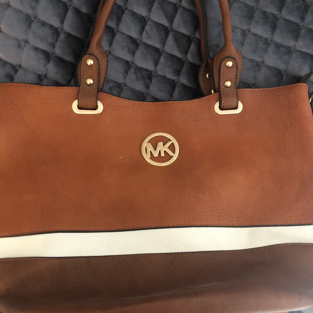 Säljer en brun skinn MK väska som är i bra skick. DM för mer info/pris. Väskor.