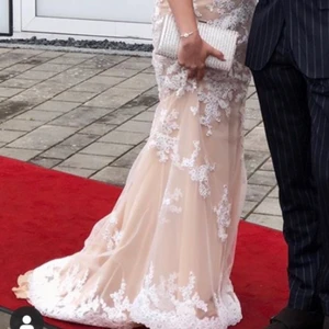 Balklänning - Superfin balklänning från Diamar i Jönköping. Endast använd en gång 2019 på min bal. Storlek M men mer som Xs-S. Uppsydd efter mig som är 1.63 och hade ca 10 cm klack✨ Nypris 7500, tycker man priset är högt går det bra att buda. Skicka meddelande för mer info, bilder eller bud💕