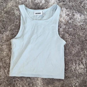 Ljusblått linne - En superfint ljusblått linne från affären weekday! Linnet har ett ribbat stretchigt material som passar många olika storlekar. Den sitter väldigt lent och skönt mot hyn. FRI FRAKT!!