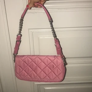 Jättesöt y2k rosa väska!!!!  - Så himla fin rosa väska med silver detaljer! En liten fläck på framsidan som säkert går att ta bort med vanish spray - därav priset. 
