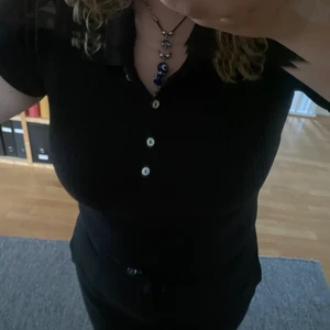 Magtröja - Zara - Jag säljer nu min helt oanvända tröja från Zara. Tröjan är i gott skick, köpt i Juni. Det är en magtröja i storlek M. Prislappen sitter kvar, originalpris 159kr. Kontakta gärna mig för fler bilder❣️