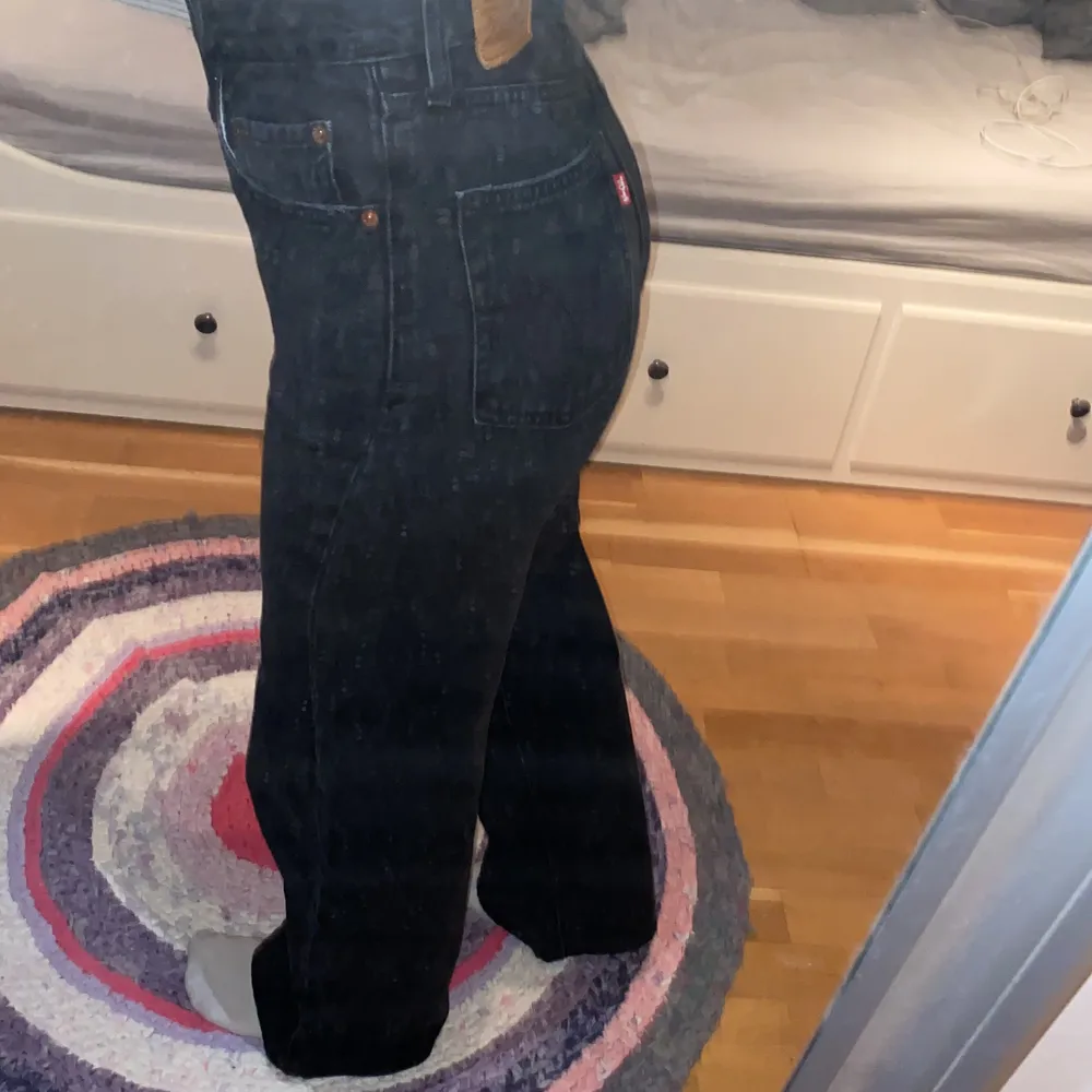 Tänkte sälja dessa Levi’s jeans eftersom att dessa är för små för mig. Sparsamt använda. Nypris 1200. Perfekt längd till mig som är 164 då jag sytt up dem! . Jeans & Byxor.