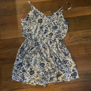 Jump suit  - Helt ny. Aldrig använt vit med blåa blommor på.