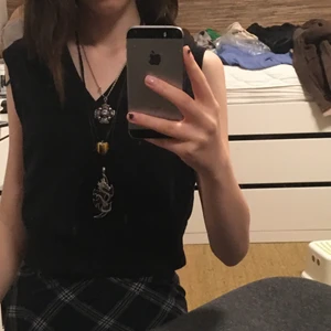 Svart väst - En fin svart väst som passar till många outfits 💕 Nästan helt ny, använd 1 gång mens den var lite stor på mig :) stl XS