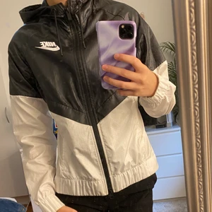 Nike jacka  - Fin lite tunnare jacka från nike i storlek XS. Frakten är inräknat i priset 