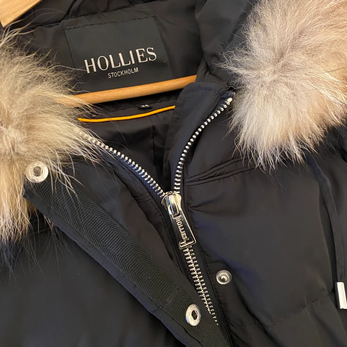 Hollies jacka.  - 91