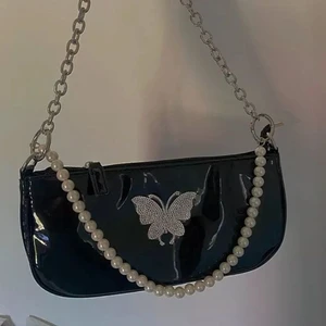 Fjärils Väska - DEN FINNS KVAR❗️Säljer en super fin fjärils väska nyskicka de två första bilderna är inte mina men har en likadan har dock inte kedjan har bara pärlorna som kjedja. Säljer pga den kommer ej till andvändning 