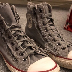 Gråa converse  - Säljer dessa skitfina gråa reffsade converse skorna! Super trendiga och snygga, tyvärr förstora för mig så kan inte ha dem. Det är en liten strl 40(funkar alltså också som 39) buda i kmt start pris 250kr🥰