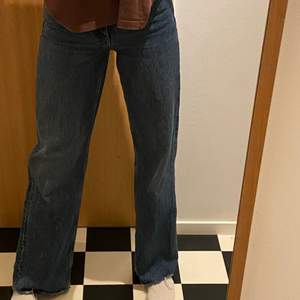 Highwaisted mörkblåa jeans från zara. Lite dåligt ljus på de första 2 bilderna. Säljer pga för små men de är i bra skick! Jag är 173 cm och de är rätt långa på mig💕 Om många är intresserade så blir det budgivning men det är bara att skriva till mig om intresse! Köparen står för frakten.💖