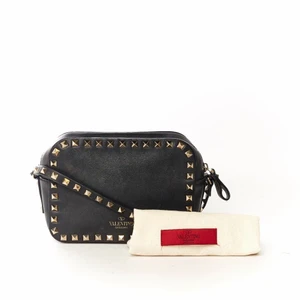 Svart valentino väska - Hej tänkte kolla om det finns intresse för svarta valentino camera bag? Jag funderar på att sälja min men vill se om köpkraften på marknaden finns❤️