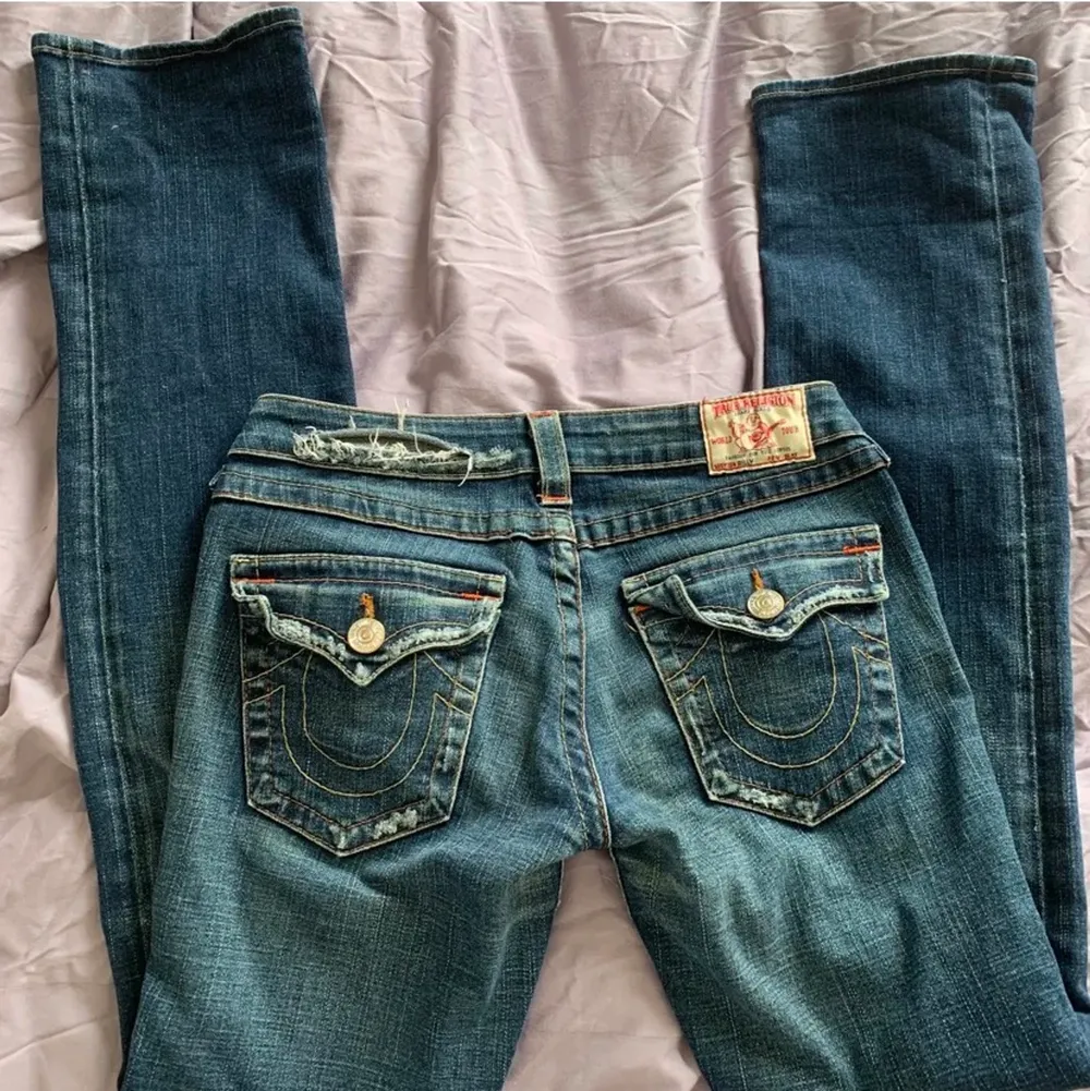 Säljer mina superfina favorit jeans från true religion i storlek 27 då jag har ett par andra likande❤️. Jeans & Byxor.