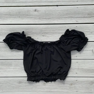 Gina offshoulder svart - Fin och skön svart off shoulder tröja. Ganska tunnt och ”flowy” romantiskt material. Lite romantisk stil på tröjan skulle jag säga. Underbar till kjolar exempelvis. Använd ett fåtal gånger🥰🧚🏼‍♀️👼🏼🥰🤩🧚🏼‍♀️❤️
