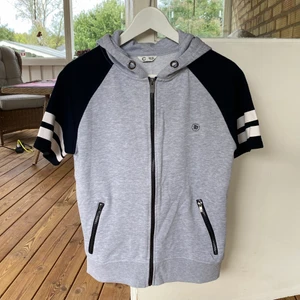 Kortärmad luvtröja - Köpt från Cubus. Storlek 158-164 men funkar som en S-M! Inte såpas använd. I fint skick. Köp nu 😊