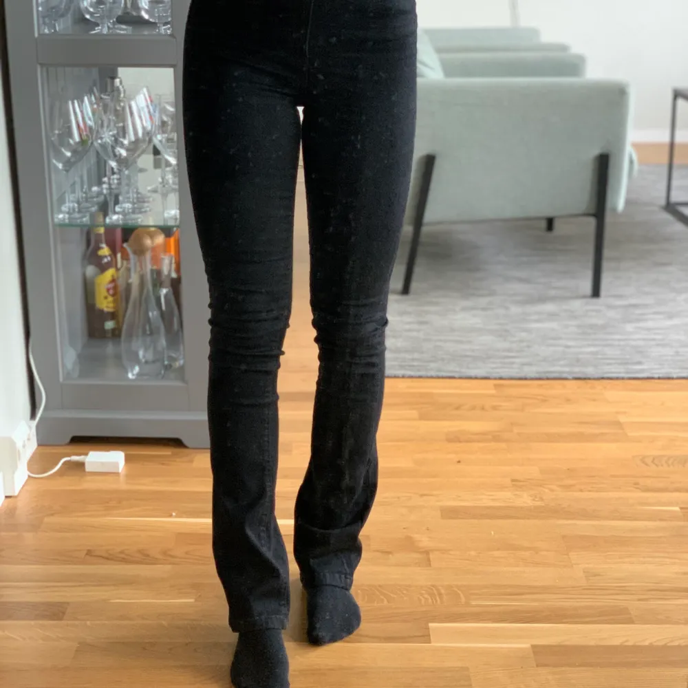 Storlek 34, supersköna jeans med stretch! Använda fåtal gånger, höga i midjan 😊. Jeans & Byxor.