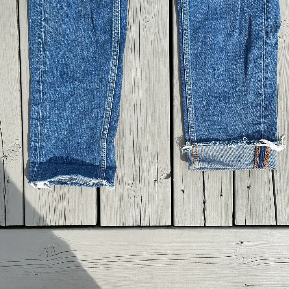 Blåa leah jeans från Gina. Trashål på högra knät. Härlig och stark blå färg. Jätte sköna och snygga att ha på sig då dom är höga i midjan och sitter uppe och ger en bra figur. Man kan välja att vika upp dom där nere, att ha dom normalt, eller att klippa upp dom då tyget är så från början. Skriv för mer info🤩🥰❤️. Jeans & Byxor.