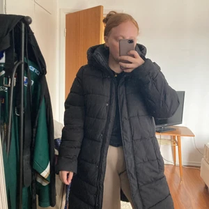 Jacka/HM - Stor skön vinterjacka ifrån HM, fodrad med en stor luva, den har också knappar hela vägen och dragkedja, två stora fickor. Varsamt använd förra vintern, väldigt nöjd, men är sugen på en ny jacka i år! Nypris 600 kr i strl M💕