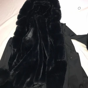 Svart Fuskpäls Parka - Model 19/20 - Jackan är i från ButikGaroff och har använt den i minst en månad och är helt fräsch! Beskrivningen från hemsidan - Päls 100% fusk päls, Farge jacka Svart. Mycket bra kvalitet och hög material kvalitet… Waterproof Jacka och avtagbar päls, mitten av jackan… Regular pris - 2499sek