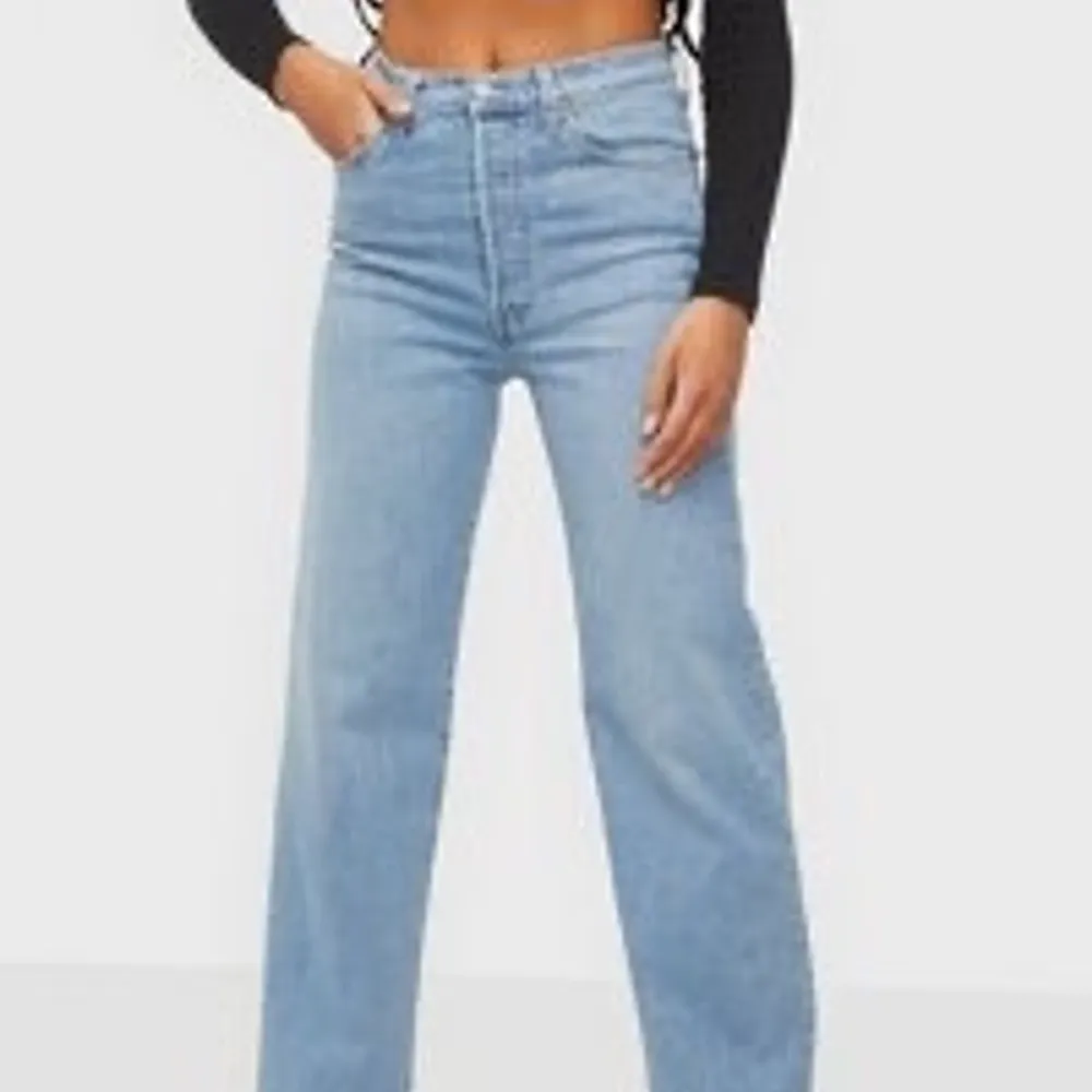 Levis ribcage straight jeans som inte används längre pga byte av stil <3 köparen står för frakt . Jeans & Byxor.