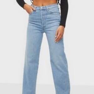 Levis ribcage straight jeans som inte används längre pga byte av stil <3 köparen står för frakt 