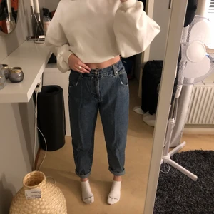 Baggy jeans - Jeans från pull and bear i storlek 36. Stora i benen men sitter bra i midjan. Använda 2 gånger
