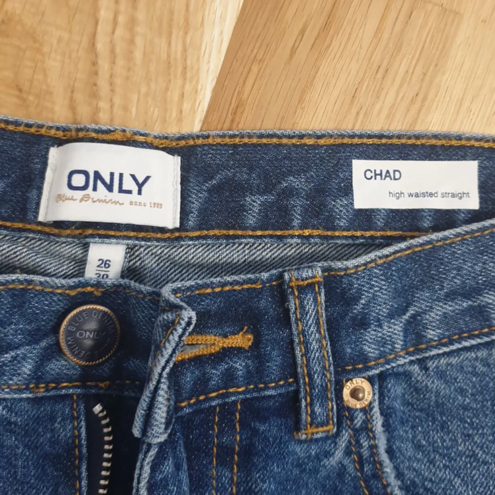 Oanvända Jeans från ONLY med skön passform.💜. Jeans & Byxor.