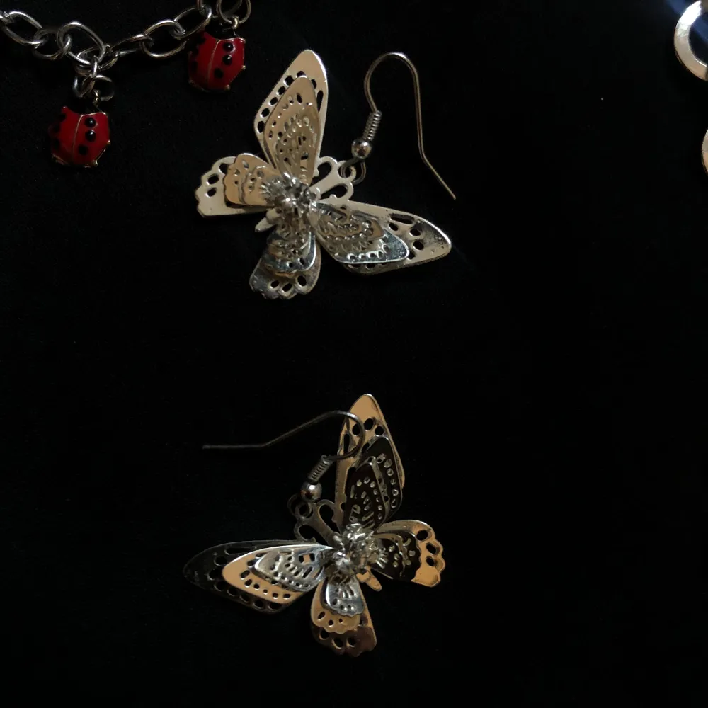 nyckelpigahalsband, fjärilsörhängen o blomhalsband! säljer alla i ett set🌸🐞🦋. Accessoarer.