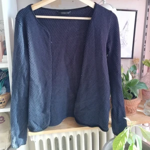 Kofta - Söt och fin kofta från ONLY i väldigt mysigt tyg. Koftan är mörkblå och kan användas till blandannat både jeans och klänning. Har hållt jättebra och är i fint skick! 