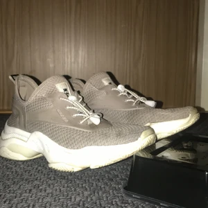 Steve Madden  - Jätte finna skor Som sitter finnt, använt dom lite som syns men om man tar en tvättsvamp så försvinner de lilla som finns💕🙂 väldigt små i storlek så de står 41 på dom men dom passar 38/39🙂