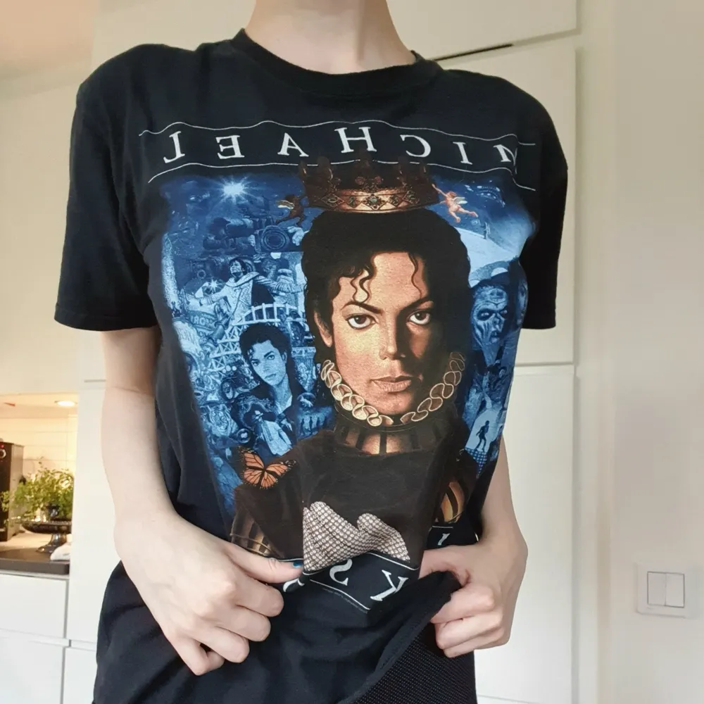 Retro Michael Jackson T that's been used as a sleeping shirt. Rarely used as of late. . Skjortor.