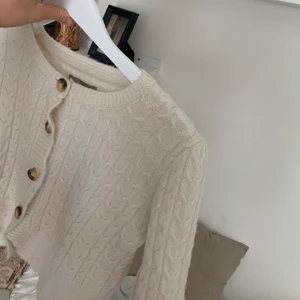 Vit kort kofta - Kofta från Asos väldigt fin nästan aldrig använd! Ser väldigt vi tut på bild men är lite mera varm i tonen irl!❤️