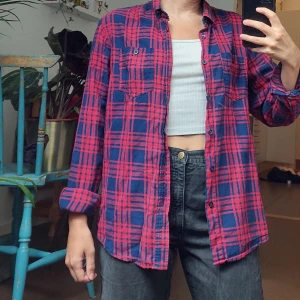 Skjorta  - Mjuk och härlig skjorta, I flannelliknande tyg! Perfekt nu till hösten 🍁 storlek S i herrmodel så sitter snyggt oversize för mig som har storlek s/m.  