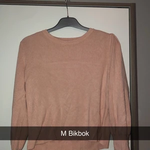 Rosa Sweatshirt - Säljer den här såå gulliga och fina Sweatshirten med lite större armar. En väldigt fin ljusrosa färg som jag personligen tycker passar peeeerfekt till gråa byxor 🥰 🔥 Liten i storlek men stretchig!